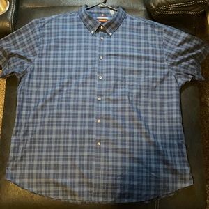 Men’s Van Heusen short sleeved button down shirt